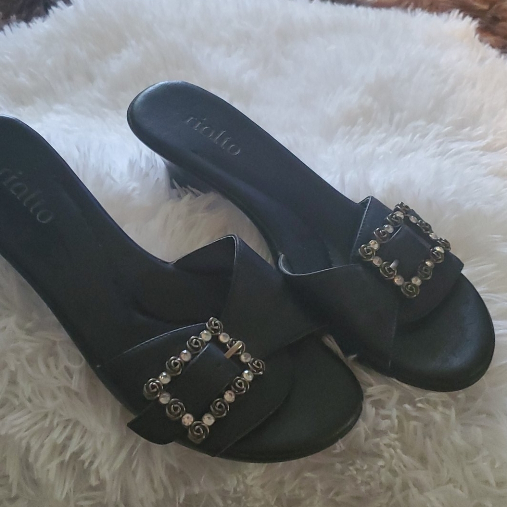 CUTE BLACK SLIDES